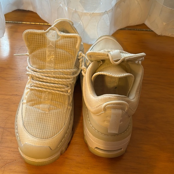 Women’s Jordan - Picture 1 of 2